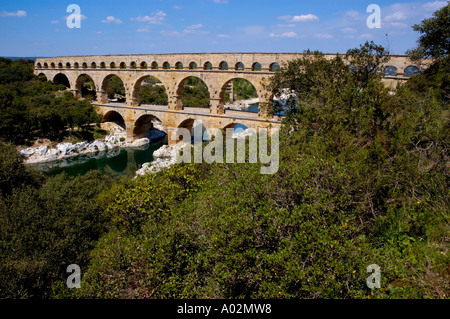 Il Pont du Gard Ponte Romano / Acquedotto oltre il fiume Gardon, Provenza, Francia - un sito del Patrimonio Mondiale Foto Stock