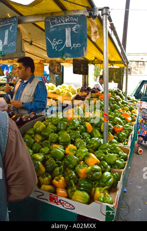 Ortaggi a Barbes mercato Parigi Francia UE Foto Stock