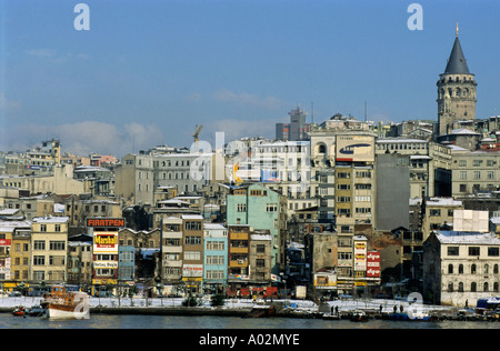 Istanbul, Turchia : la Torre Galata che sorge sopra la città lungo lo stretto del Bosforo, Istanbul, Turchia - 2004 Foto Stock