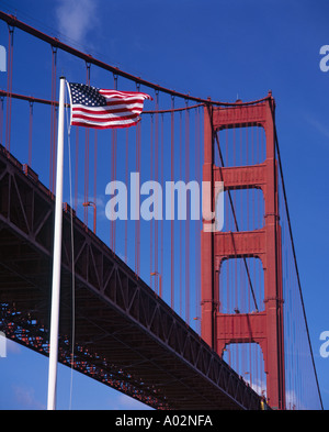 Sezione stradale e uno di rosso twin tower supporta e cavi di sospensione del Golden Gate Bridge di San Francisco California USA Foto Stock