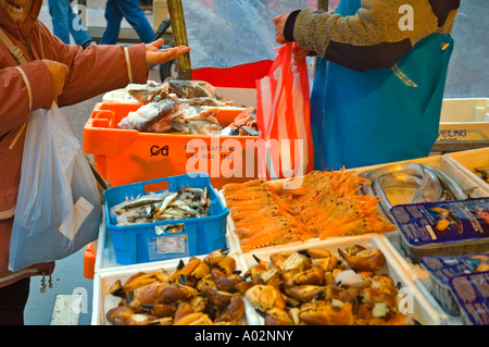 Albert Cuypmarkt mercato nel quartiere De Pijp quartiere di Amsterdam nei Paesi Bassi UE Foto Stock