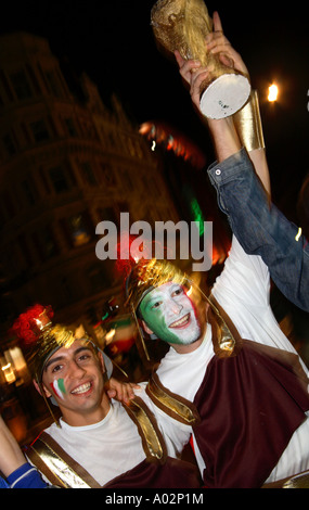 I fans italiani celebrando in Piccadilly Circus dopo la vittoria 2006 finale di Coppa del Mondo vs Francia, Londra Foto Stock