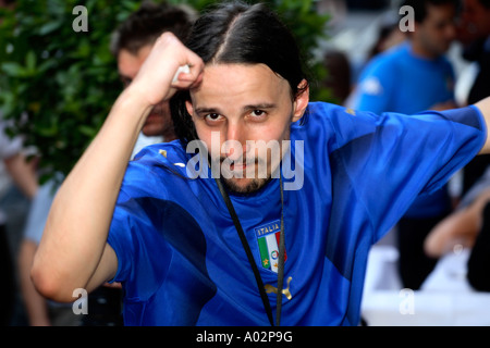 I tifosi italiani guardando 2-0 win vs Ghana, 2006 Coppa del Mondo di calcio, Bar Italia, Londra Foto Stock