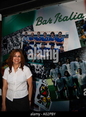 I tifosi italiani guardando 2-0 win vs Ghana, 2006 Coppa del Mondo di calcio, Bar Italia, Londra Foto Stock