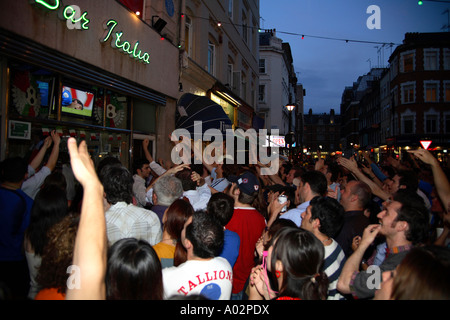 I tifosi italiani guardando 2-0 win vs Ghana, 2006 Coppa del Mondo di calcio, Bar Italia, Londra Foto Stock