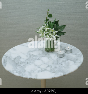 Still-Life di bucaneve nel vaso sulla circolare di piccole dimensioni tabella di marmo Foto Stock