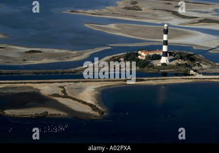Veduta aerea del faro di la Gacholle circondato dal mare blu, Costa della Camargue, Francia. Foto Stock