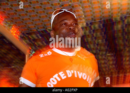 La Costa d Avorio tifosi guardare 2-1 sconfitta vs Holland, 2006 Coppa del Mondo di calcio, Xperience ristorante africano, Londra Foto Stock