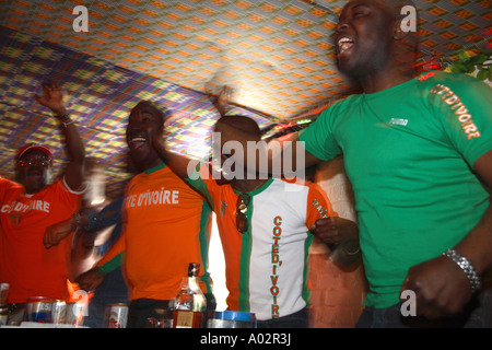 La Costa d Avorio tifosi guardare 2-1 sconfitta vs Holland, 2006 Coppa del Mondo di calcio, Xperience ristorante africano, Londra Foto Stock