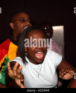 Ventole celebrare in Ghana il secondo obiettivo durante la loro sempre prima la fase finale della Coppa del Mondo di conquistare Repubblica Ceca, Manjaro Bar, Londra 2006 Foto Stock