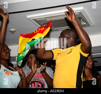 I fan del Ghana in festa dopo il loro sempre prima la fase finale della Coppa del Mondo di vincere battendo la Repubblica ceca 2-0, Manjaro Bar, Londra 2006 Foto Stock