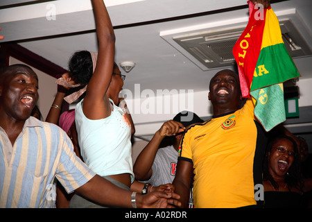 I fan del Ghana in festa dopo il loro sempre prima la fase finale della Coppa del Mondo di vincere battendo la Repubblica ceca 2-0, Manjaro Bar, Londra 2006 Foto Stock