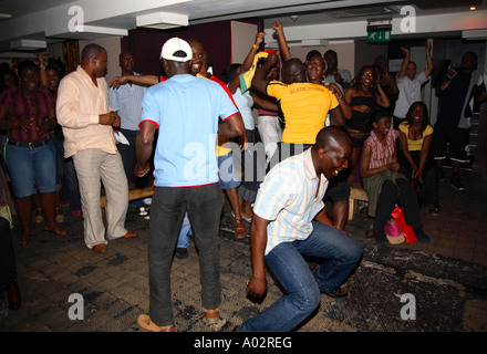 I fan del Ghana in festa dopo il loro sempre prima la fase finale della Coppa del Mondo di vincere battendo la Repubblica ceca 2-0, Manjaro Bar, Londra 2006 Foto Stock