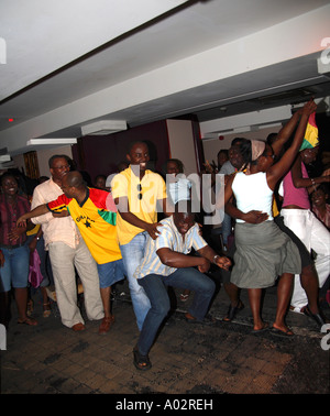 I fan del Ghana in festa dopo il loro sempre prima la fase finale della Coppa del Mondo di vincere battendo la Repubblica ceca 2-0, Manjaro Bar, Londra 2006 Foto Stock