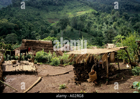 Thailandia settentrionale di capanne di legno in una tribù Akha Village Foto Stock