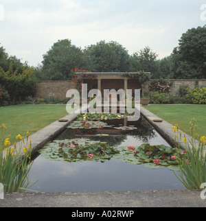 Lunga piscina rettangolare con ninfei nel paese grande giardino Foto Stock