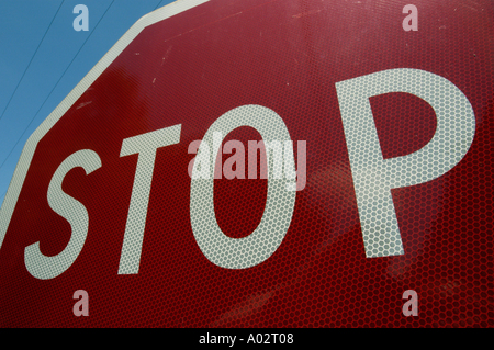 Segnale di stop, segnale stradale. Segnale di avvertimento per cedere in corrispondenza di un incrocio stradale. Foto Stock