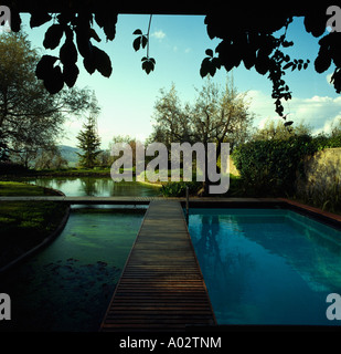 Decking percorso su piscine rettangolari in italiano country garden Foto Stock