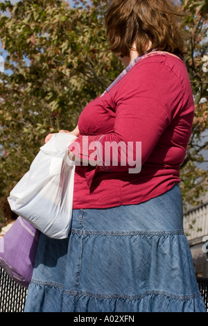 Sopra il peso donna shopping Foto Stock