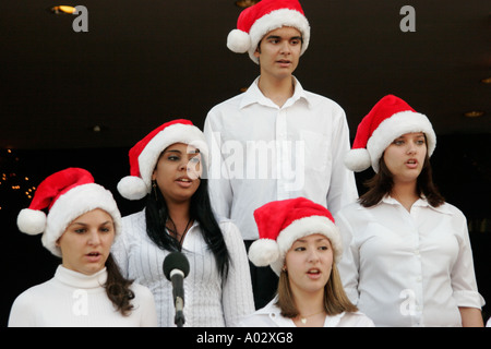 Miami Florida, Coral Gables Junior Orange Bowl Caroling Competition, studenti coro canto ispanico ragazzi adolescenti eseguire cantare, Foto Stock