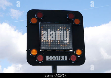 Cartello a matrice che mostra un limite di velocità di 40 miglia all'ora su una strada del Regno Unito. Foto Stock