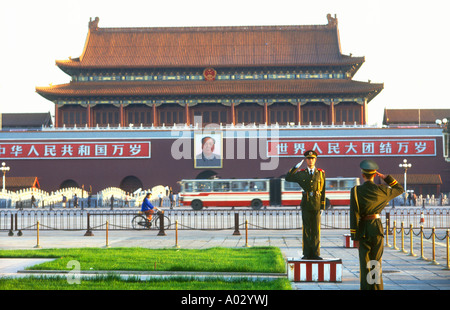 Soldato cinese salutando soldato di pattuglia come passaggio di guardia di piazza Tiananmen Pechino Foto Stock