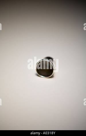 Ditale sul suo lato con un retro bianco foro di massa fine è visto nell'immagine Foto Stock