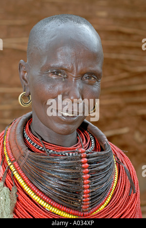 Sorridente donna Rendille con cordone elaborate collane Kenya Foto Stock