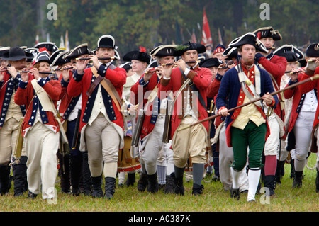 British fife e drum corps prende il campo in una rievocazione storica della rinuncia a Yorktown Virginia. Fotografia digitale Foto Stock