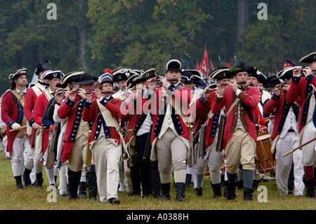 British fife e drum corps prende il campo in una rievocazione storica della rinuncia al campo di battaglia di Yorktown in Virginia. Fotografia digitale Foto Stock