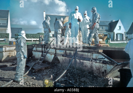 Le Croisic (Ploeumeur) Francia, Bretagna Costa pulizia Spiaggia di 'petrolio di riempimento' da Ericka Boat 'Environmental Disaster' Group, volontariato, benzina Foto Stock