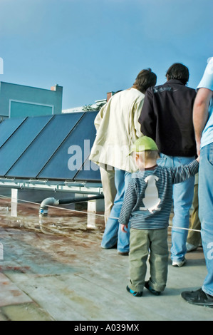 Parigi, Francia, giovane famiglia in visita a energia solare, celle fotovoltaiche pannelli all'esterno, la parte superiore della casa ecologica Foto Stock