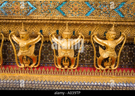 Golden Guardas (creature mitiche che sono a metà uomo metà uccello) Grand Palace Wat Phra Kaeo, Bangkok in Thailandia. Foto Stock