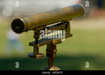 Livello di geometra dal 1700s visualizzato durante una rievocazione storica al campo di battaglia di Yorktown in Virginia. Fotografia digitale Foto Stock