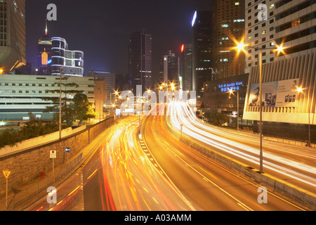 Sentieri di luce su Connaught Road, Central Foto Stock