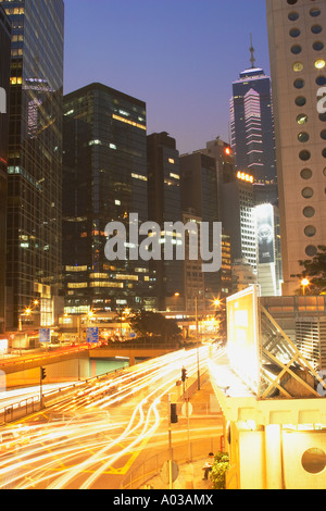 Il traffico si muove lungo Connaught Road di notte , Central Foto Stock