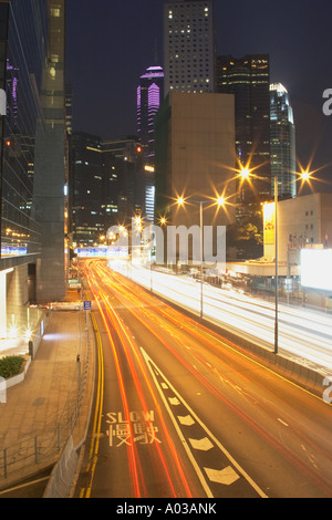 Di notte il traffico in movimento lungo Connaught Road , Hong Kong Foto Stock