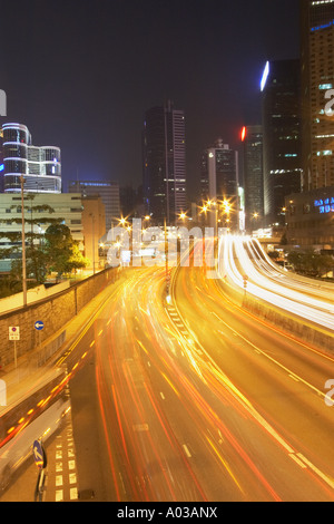 Connaught Road al tramonto con il traffico, Hong Kong Foto Stock