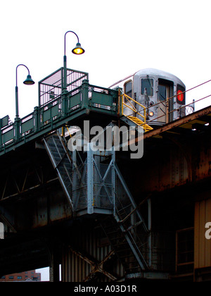 Nel tardo pomeriggio vista dal di sotto della metropolitana di New York, 1-treno vicino 125th Street e Broadway. Foto Stock