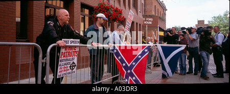 La BNP (British National Party) manifestanti di assistenza leader Nick Griffin e attivista Partito Mark Collett al di fuori di Leeds Crown Court. Leeds 25 luglio 2005. Foto Stock