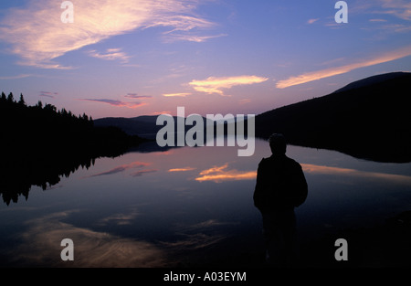 Immagine di stock di un uomo guardando una montagna alba sul lago Nictau in Mt Carleton Provincal Park Foto Stock