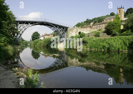 Ponte di ferro eretta sopra il fiume Severn nel 1779 nel mondo il primo ponte in ferro, impostato su una spettacolare gola Foto Stock