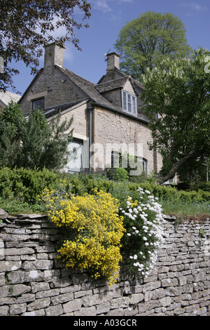 Uno dei cottage a Naunton un grazioso villaggio che è adagiato in una tranquilla valle del Costwold Foto Stock