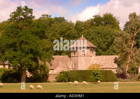 La chiesa di San Nicola di Myra nel parco OZLEWORTH GLOUCESTERSHIRE REGNO UNITO Foto Stock