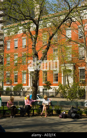 La città di New York New York per coloro che godono di sole primaverile in Washington Square nel Greenwich Village Foto Stock