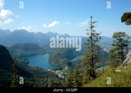 Vista di Hohenschwangau da Tegelberg in Baviera in Germania meridionale Foto Stock