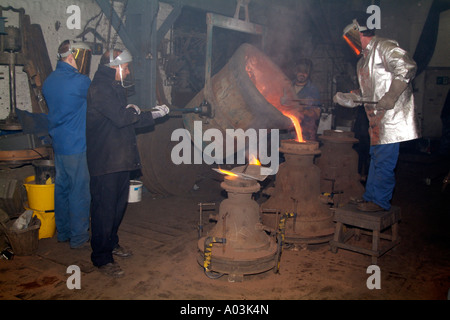 La fusione di una campana della chiesa.metallo fuso colata in stampo a campana a Whitechapel bell Foundry. Londra Inghilterra REGNO UNITO Foto Stock