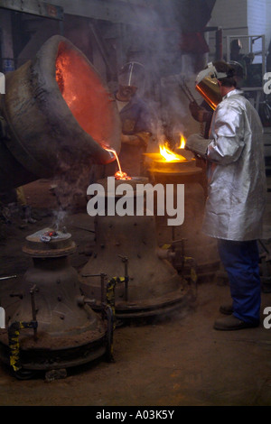 La fusione di una campana della chiesa.metallo fuso colata in stampo a campana a Whitechapel bell Foundry. Londra Inghilterra REGNO UNITO Foto Stock