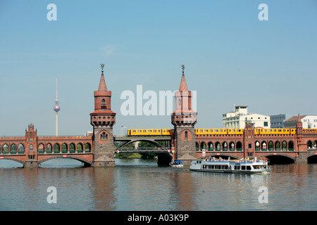 Oberbaum ponte che attraversa il fiume Sprea a Berlino con la torre della televisione in background Foto Stock