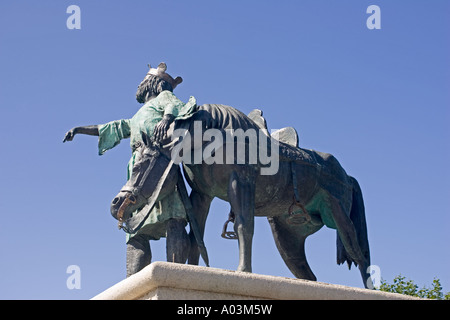 Statua di re Alfonso IX e di cavalli sul lungomare Baiona Galizia Spagna Foto Stock